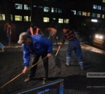 Primarul a inspectat joi seara asfaltarea de la intrarea în spital