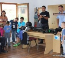 Jandarmi si copii la Școala de Vară din Mărtinești