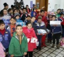 Cadouri de la Moșul PLR pentru copiii din “ghetoul” de pe Ostrovului
