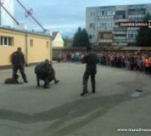 Polițiștii au făcut demonstrații la Școala Gimnazială „Vasile Lucaciu”