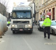 Belgian blocat cu TIR-ul în centrul Sătmarului, chiar în faţa Tribunalului