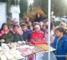 Copiii din Negrești-Oaș au vândut prăjituri și donează banii pentru bătrânii din Valea lui Mihai