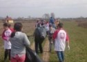 Copiii de la Centrul Caritas din Turulung au curățat de deșeuri malul râului Tur