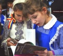 Mirela Retegan aduce cărți pentru elevii unei școli din Carei