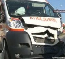 Ambulanță implicată într-un accident rutier