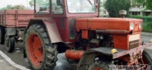 Mașină avariată de un tractor cu cinci remorci