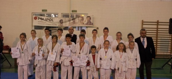 Tinerii karateka de la ZANSHIN, au participat la CUPA POLIPOL 2013