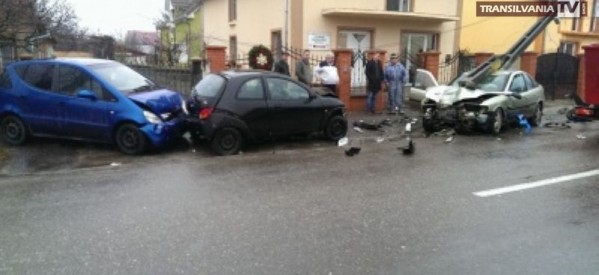 Accident cu patru mașini și un stâlp pe strada Amațiului