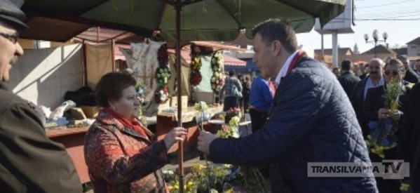Adrian Ștef a împărțit flori în piețele din Satu Mare