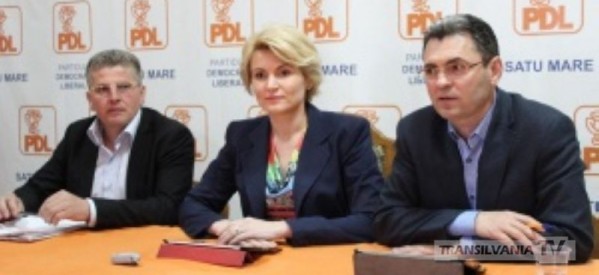 PDL-iştii îi fac praf pe PSD-işti şi cochetează cu liberalii