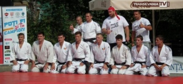 Show de judo și skandenberg la ștrandul din Satu Mare