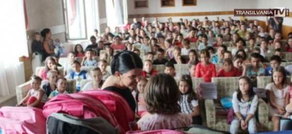 Femeile din PLR au oferit ghiozdane cu rechizite copiilor de pe Ostrovului
