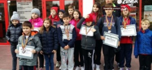 Înotătorii sătmăreni au câștigat 12 medalii la „Cupa Aradului”