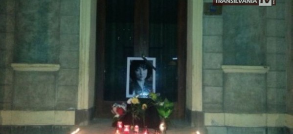 Lumânări pentru Gabriela Dorgai pe treptele Teatrului de Nord