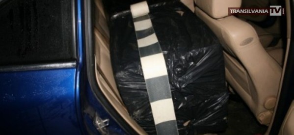 Peste 800 de pachete cu țigări descoperite în mașina unei femei