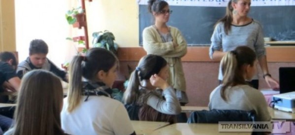 O voluntară din Italia îi ajută pe copiii de la Asociaţia Stea