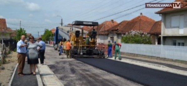 A început asfaltarea străzii Cornetului din Negreşti-Oaş