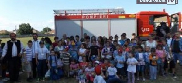 Pompierii au făcut demonstrații pentru copiii din Odoreu