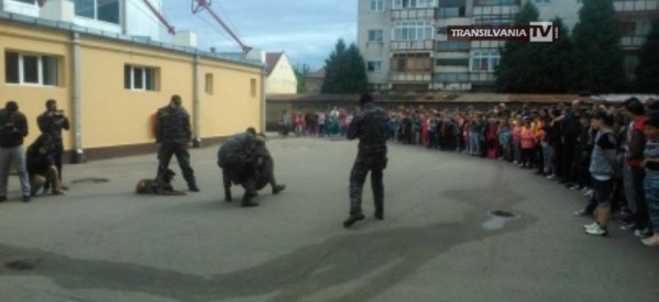 Polițiștii au făcut demonstrații la Școala Gimnazială „Vasile Lucaciu”