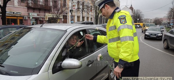 De 8 martie, şoferiţele sătmărence au fost „amendate” de către agenţi cu flori