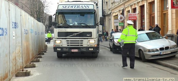 Belgian blocat cu TIR-ul în centrul Sătmarului, chiar în faţa Tribunalului