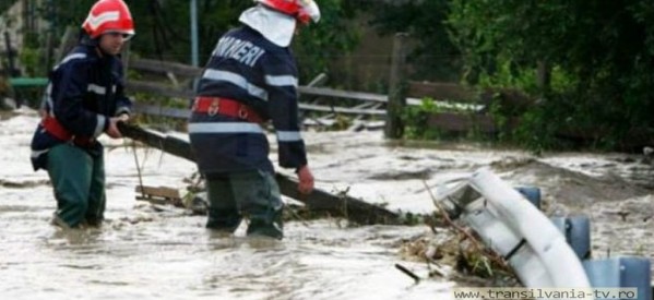 Pompierii puși pe treabă, după ce ploaia de ieri a inundat mai multe gospodării