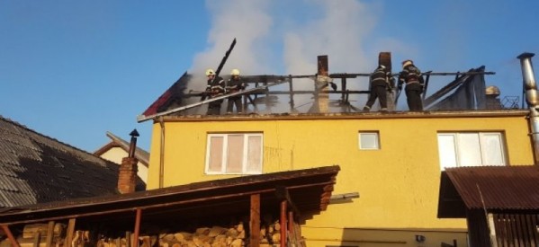 O casă din Negrești-Oaș a luat foc