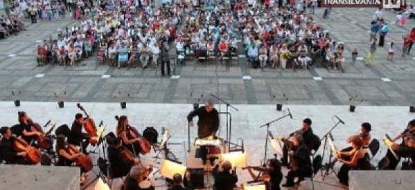 Filarmonica „Dinu Lipatti” susține un concert simfonic în Piața 25 Octombrie