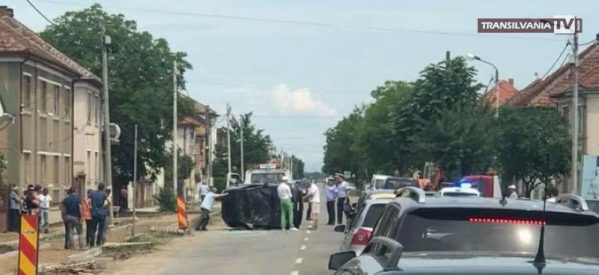 Accident în Satu Mare. Mașină răsturnată pe șosea